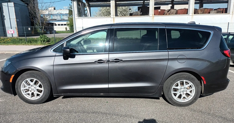 Chrysler Pacifica cena 99900 przebieg: 123000, rok produkcji 2017 z Kielce małe 631